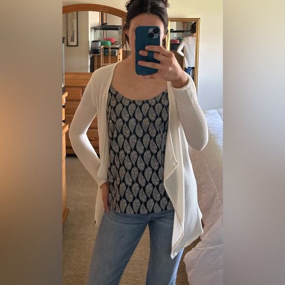 B&W Leaf Tank - Picture 2 of 9